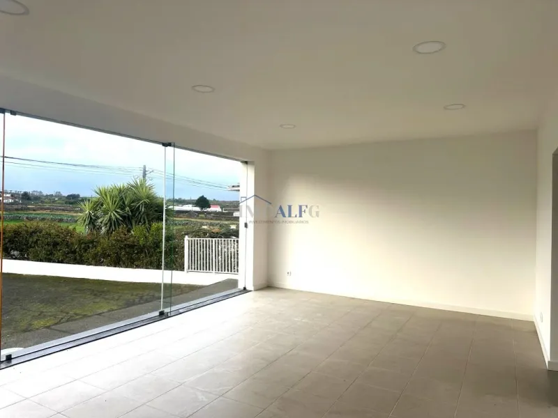 Arrendamento espaço comercial no Cabo Praia- Praia da Vitória