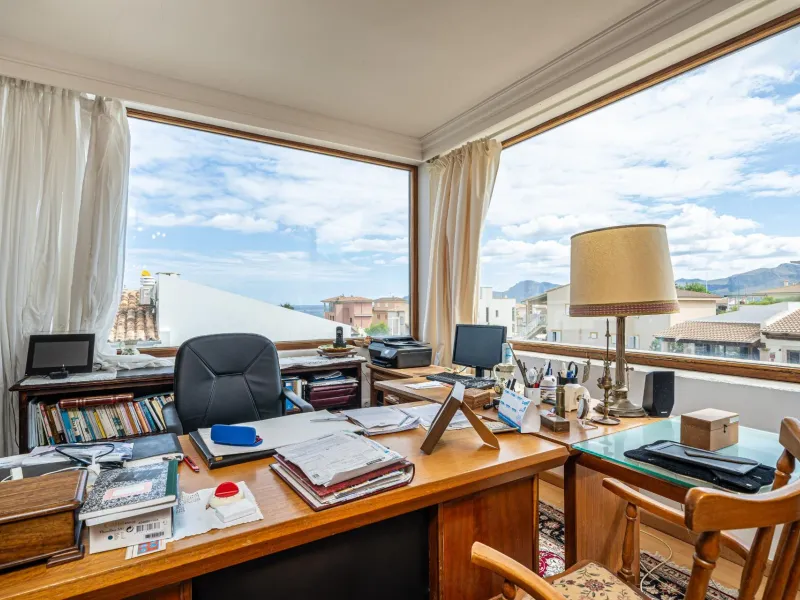 Chalet independiente de 4 plantas con ascensor y vistas al mar en Son Serra de Marina