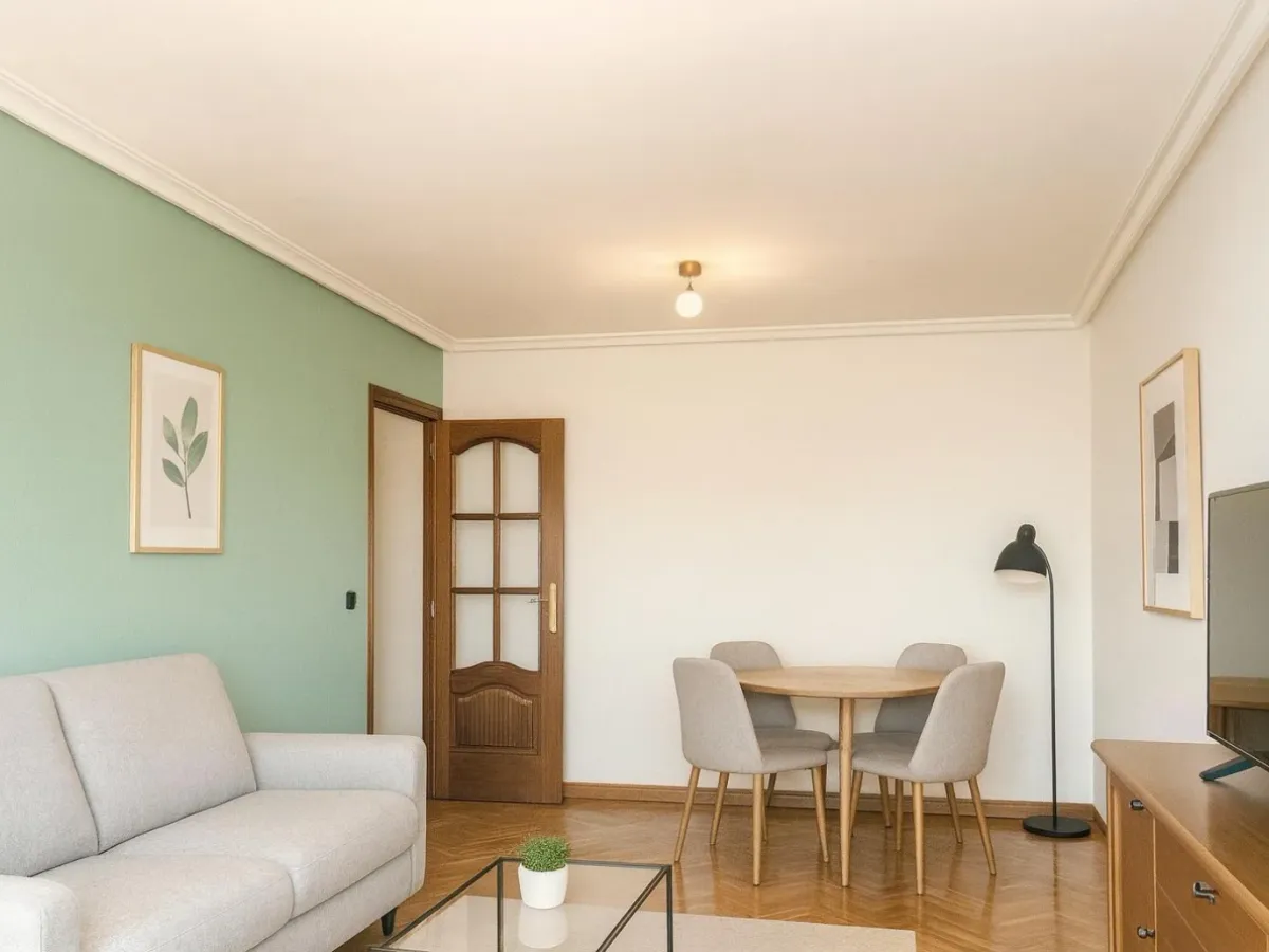 Vivienda exterior con 3 dormitorios, garaje y trastero junto a Esteban Sáez Alvarado y Carretera Poza