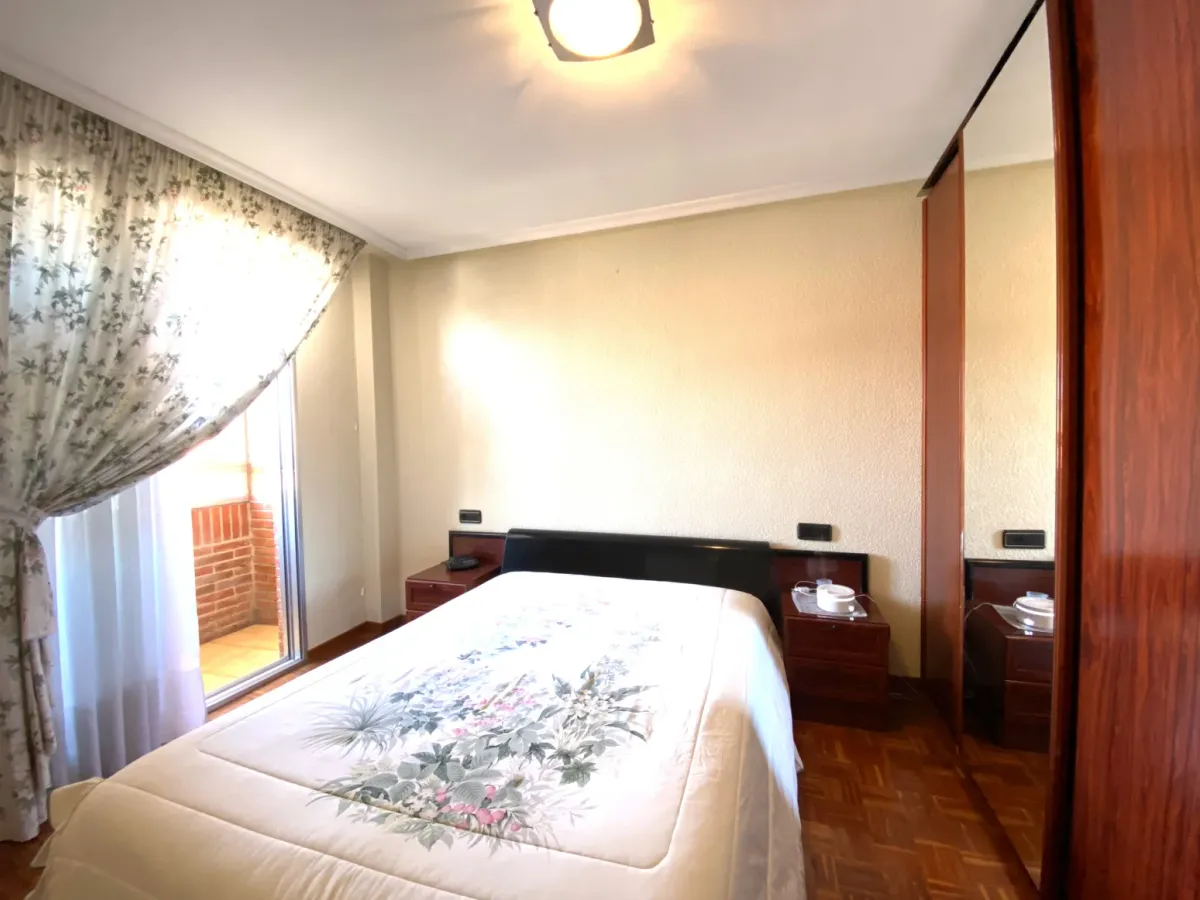 Vivienda exterior con 3 dormitorios, garaje y trastero junto a Esteban Sáez Alvarado y Carretera Poza