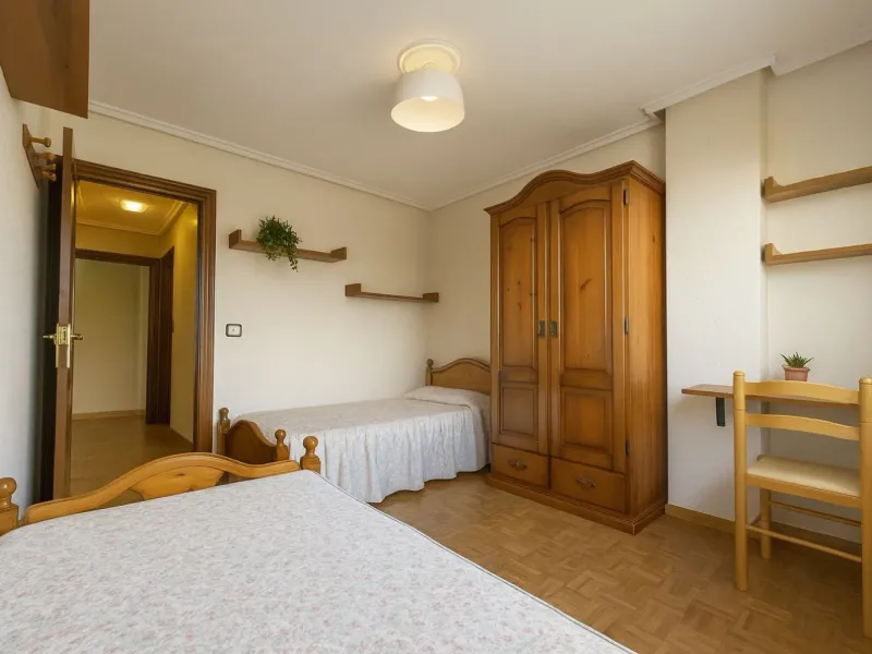 Vivienda exterior con 3 dormitorios, garaje y trastero junto a Esteban Sáez Alvarado y Carretera Poza