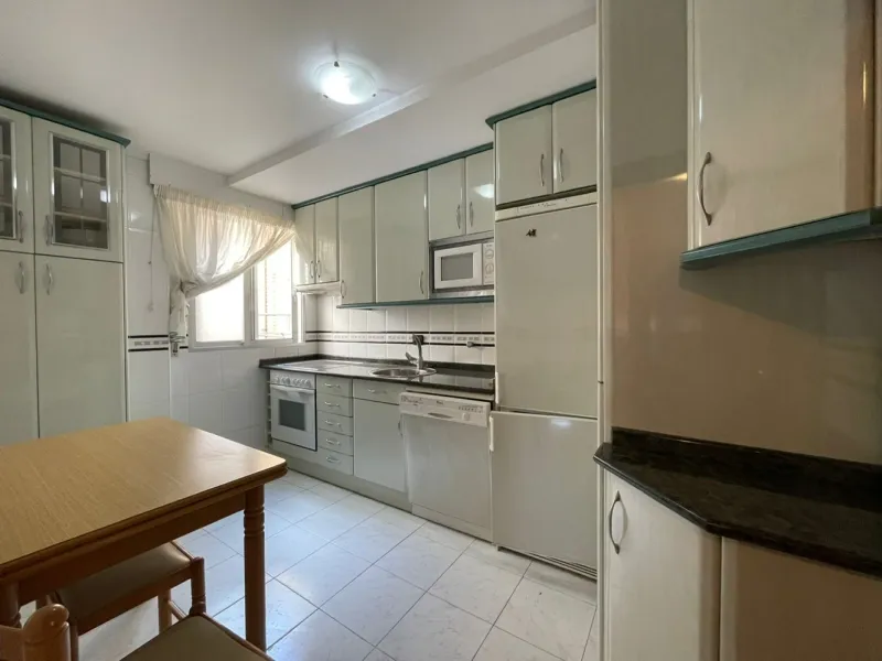 Vivienda exterior con 3 dormitorios, garaje y trastero junto a Esteban Sáez Alvarado y Carretera Poza