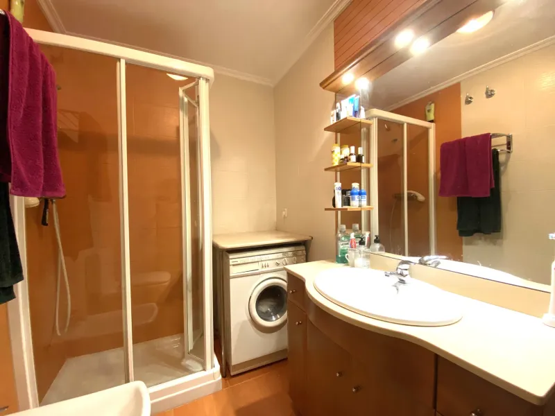 Vivienda exterior con 3 dormitorios, garaje y trastero junto a Esteban Sáez Alvarado y Carretera Poza