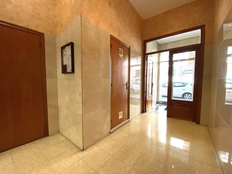 Vivienda exterior con 3 dormitorios, garaje y trastero junto a Esteban Sáez Alvarado y Carretera Poza