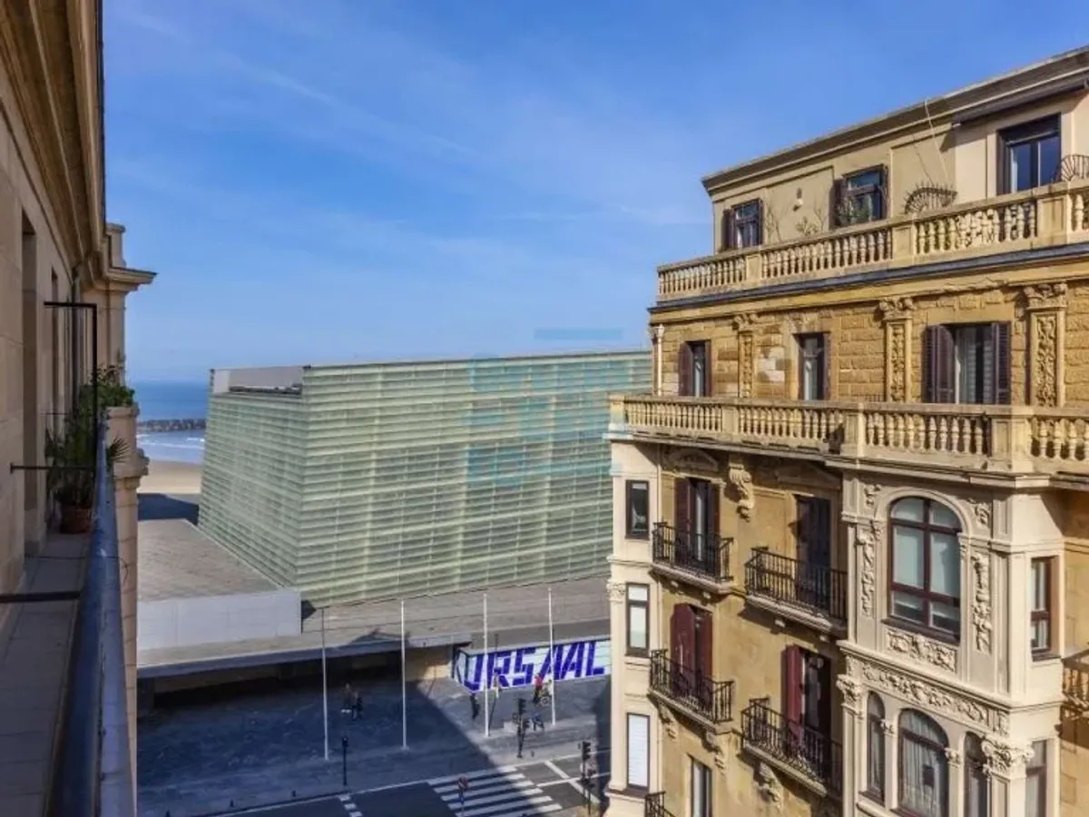 Descubre una propiedad exclusiva situada en la mejor zona del barrio de Gros en Donostia-San Sebastián.