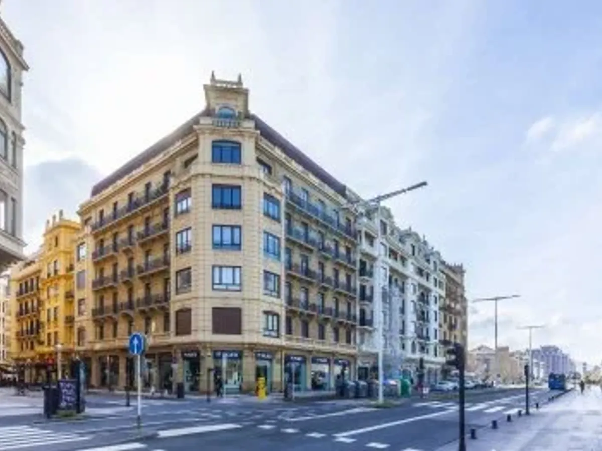 Descubre una propiedad exclusiva situada en la mejor zona del barrio de Gros en Donostia-San Sebastián.