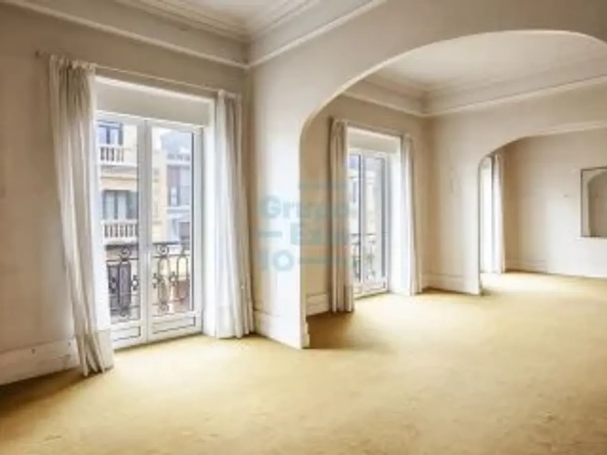 Descubre una propiedad exclusiva situada en la mejor zona del barrio de Gros en Donostia-San Sebastián.