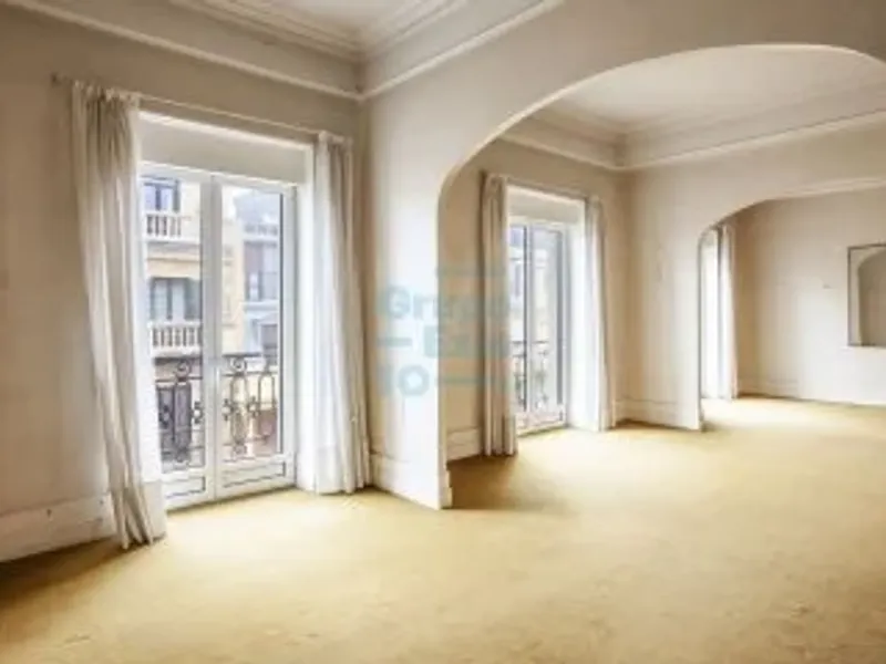 Descubre una propiedad exclusiva situada en la mejor zona del barrio de Gros en Donostia-San Sebastián.