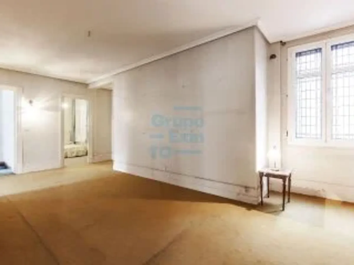 Descubre una propiedad exclusiva situada en la mejor zona del barrio de Gros en Donostia-San Sebastián.