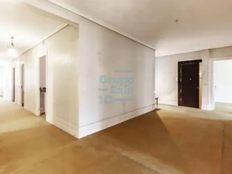 Descubre una propiedad exclusiva situada en la mejor zona del barrio de Gros en Donostia-San Sebastián.