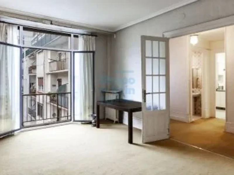 Descubre una propiedad exclusiva situada en la mejor zona del barrio de Gros en Donostia-San Sebastián.