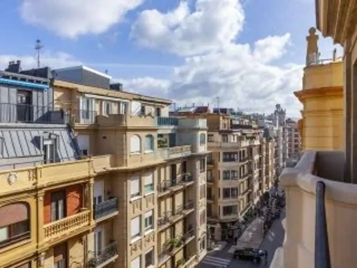 Descubre una propiedad exclusiva situada en la mejor zona del barrio de Gros en Donostia-San Sebastián.