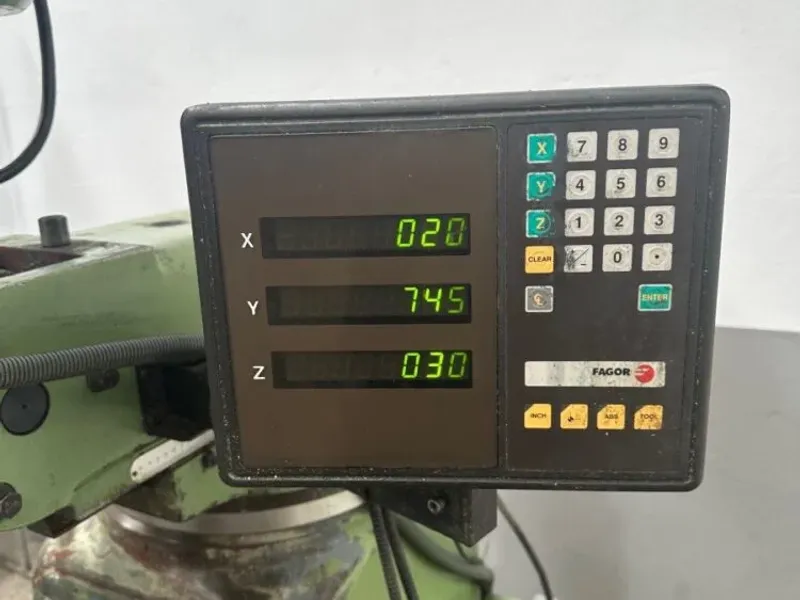 Fresadora Lagun FTV4, cabezal variable y mesa amplia