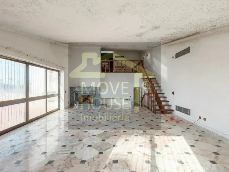 Moradia isolada tradicional junto ao mar e praia