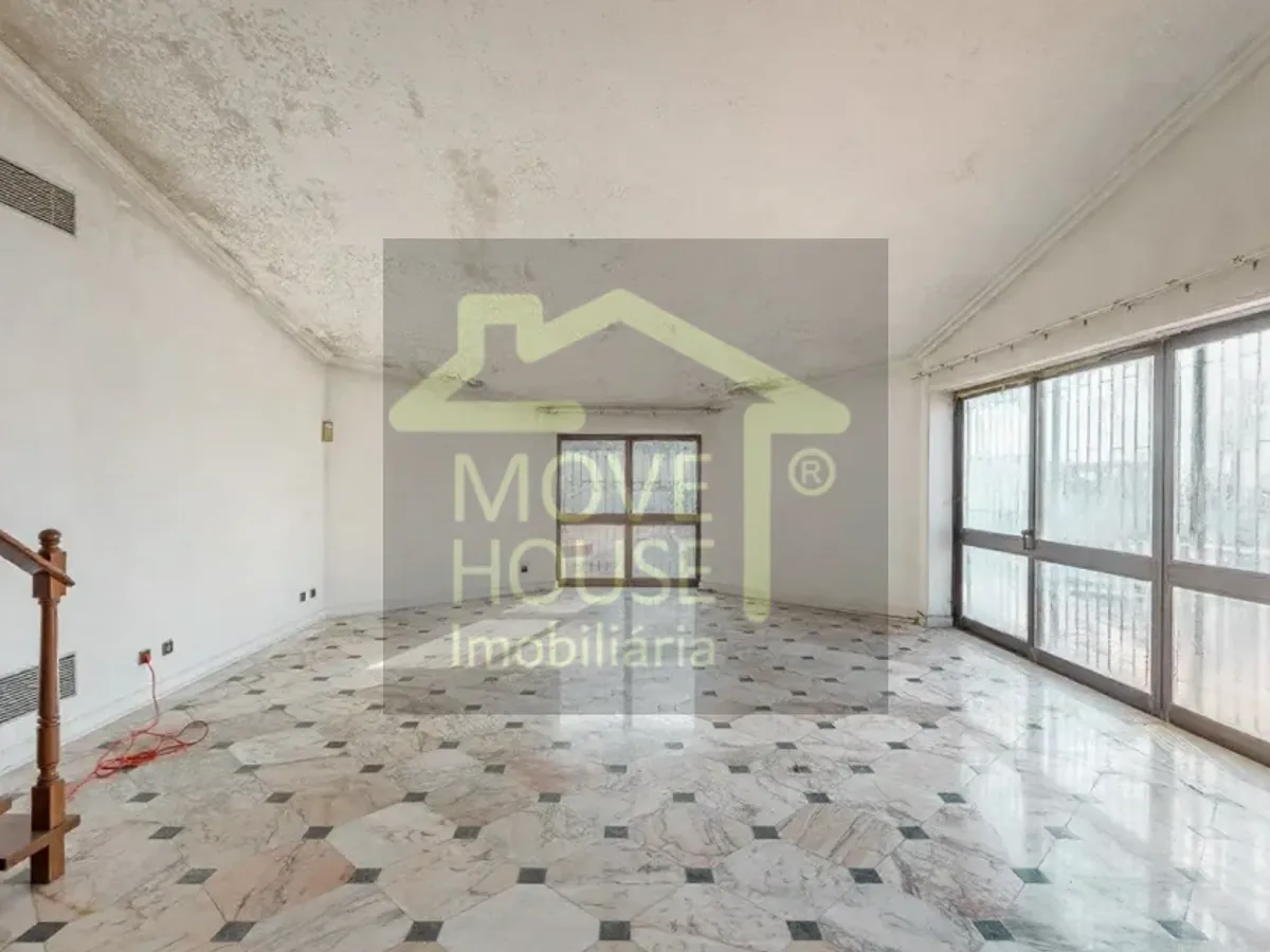 Moradia isolada tradicional junto ao mar e praia