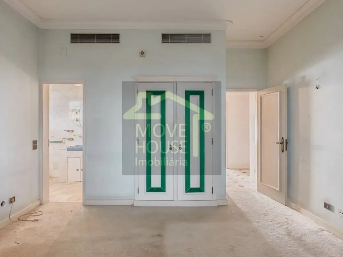 Moradia isolada tradicional junto ao mar e praia