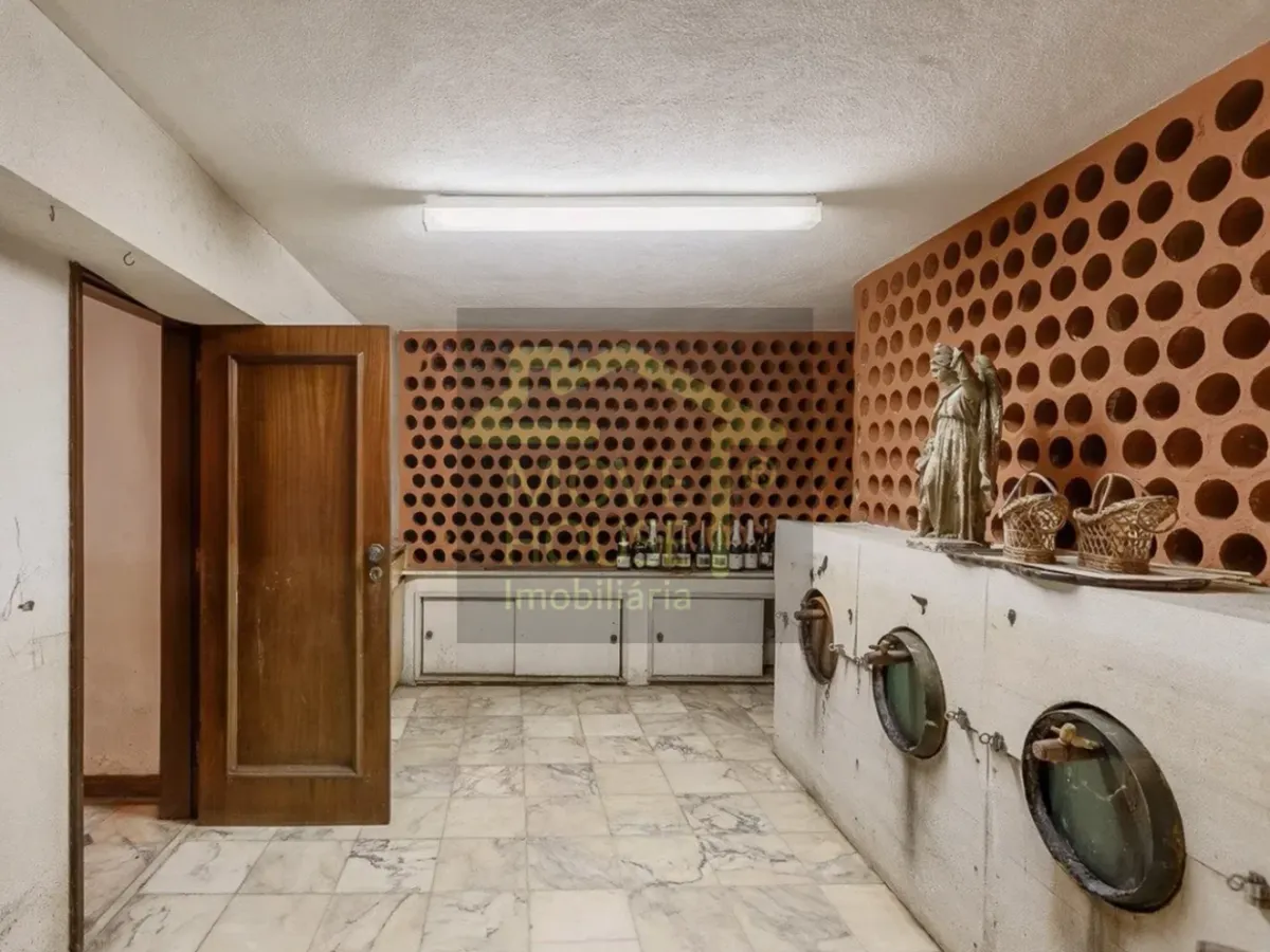 Moradia isolada tradicional junto ao mar e praia