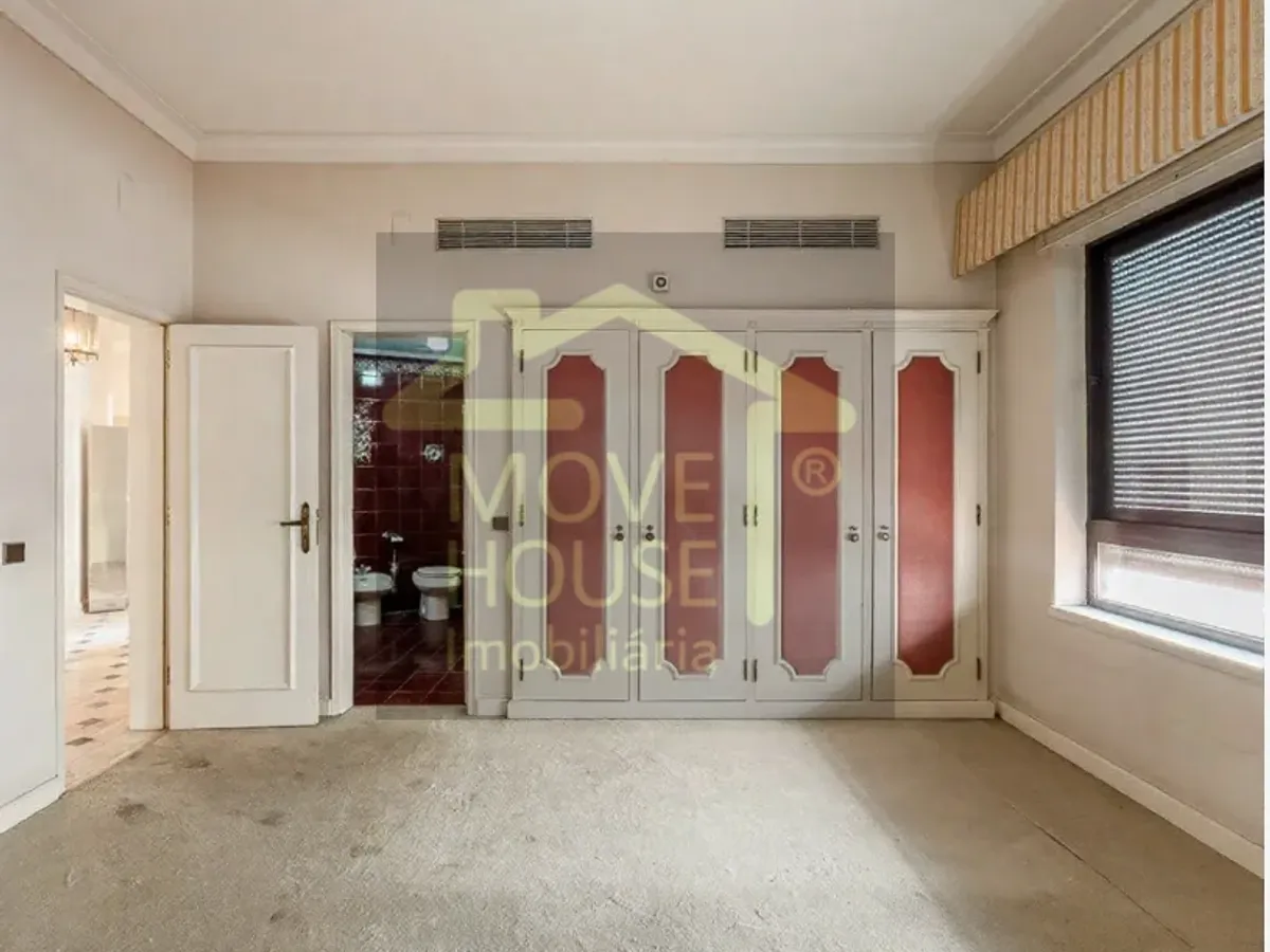 Moradia isolada tradicional junto ao mar e praia