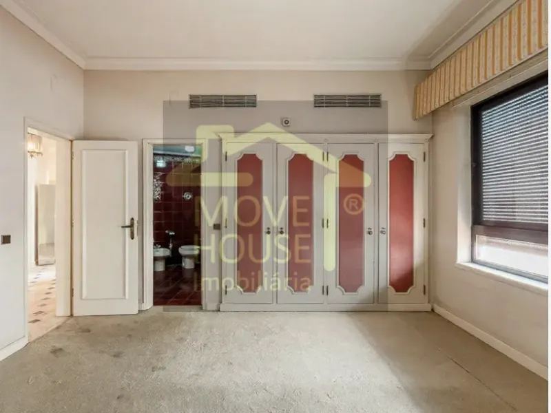 Moradia isolada tradicional junto ao mar e praia