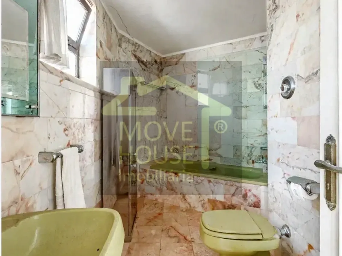 Moradia isolada tradicional junto ao mar e praia