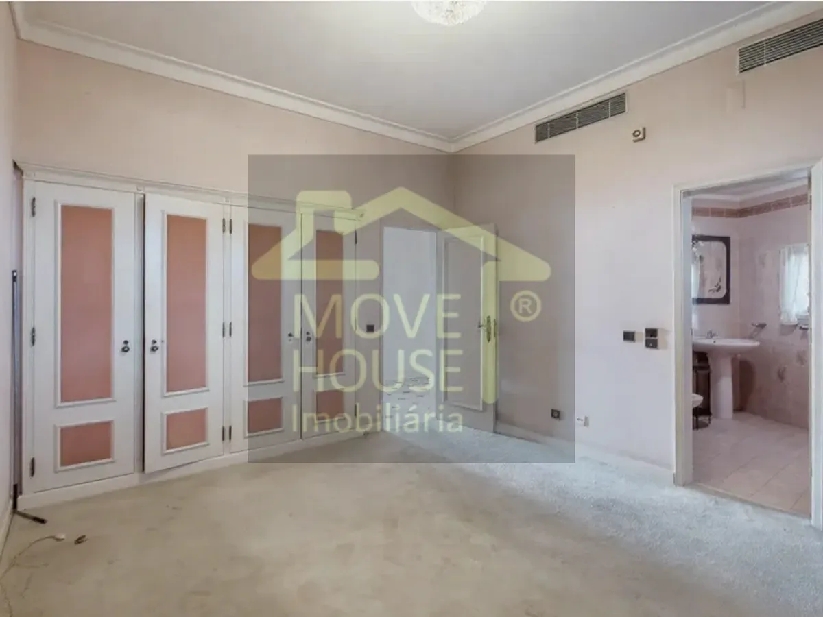 Moradia isolada tradicional junto ao mar e praia