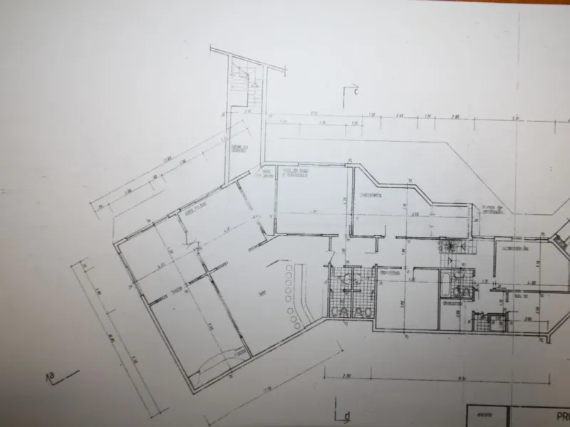 Moradia isolada tradicional junto ao mar e praia
