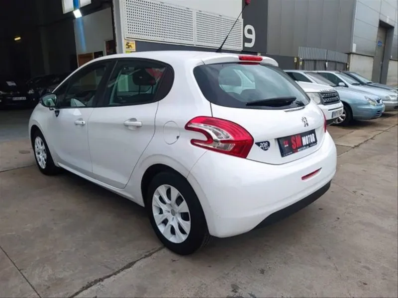 PEUGEOT 208