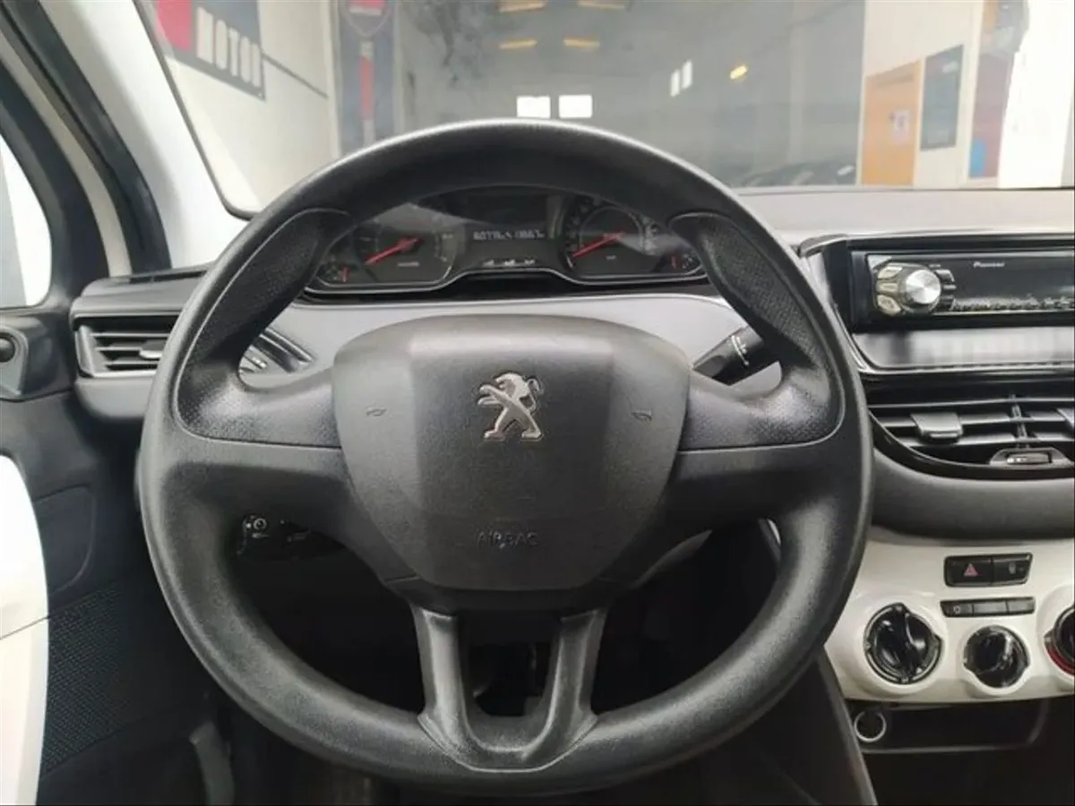 PEUGEOT 208