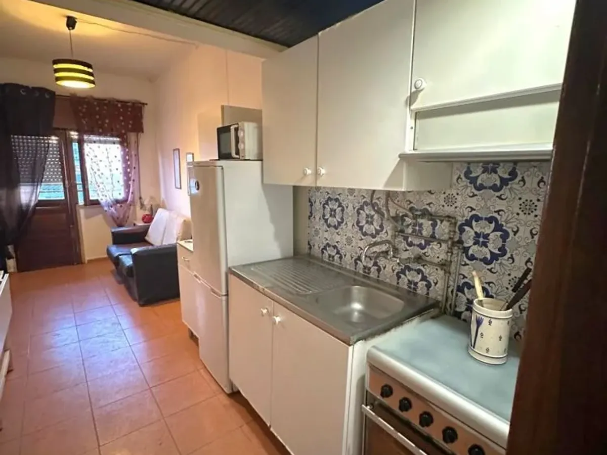 Acolhedor T1 na Sobreda em excelente estado de conservação e localização privilegiada