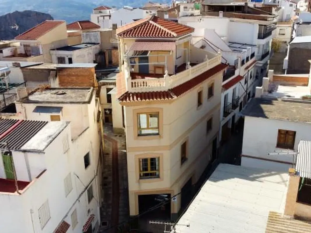 Lanjaron. Six bedroom house on a corner plot