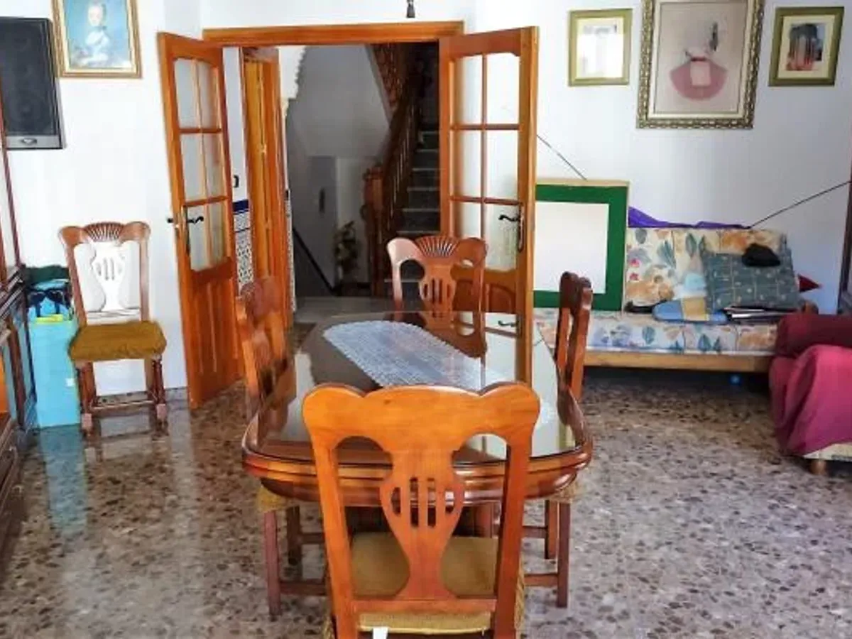 Lanjaron. Six bedroom house on a corner plot