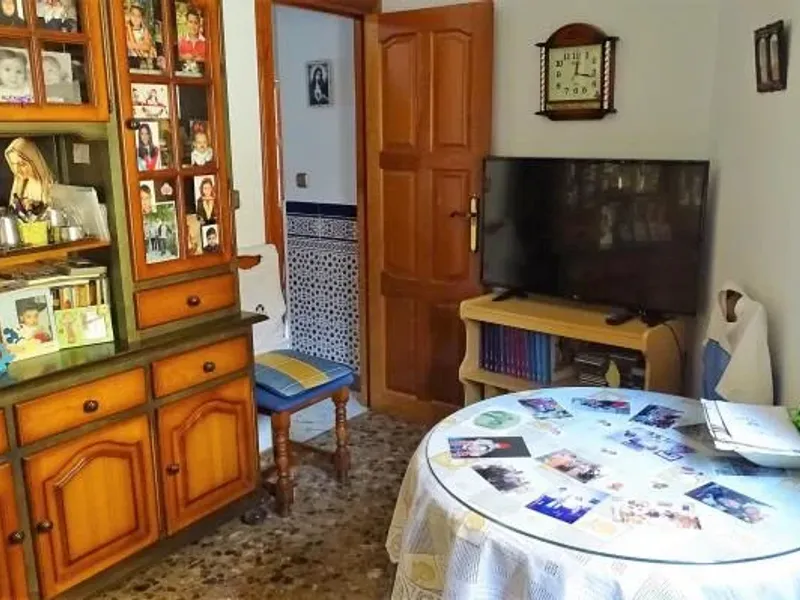 Lanjaron. Six bedroom house on a corner plot