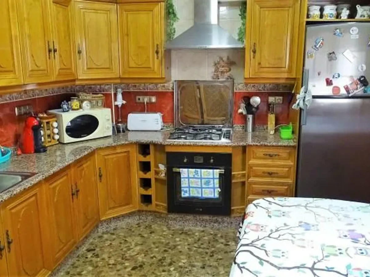 Lanjaron. Six bedroom house on a corner plot