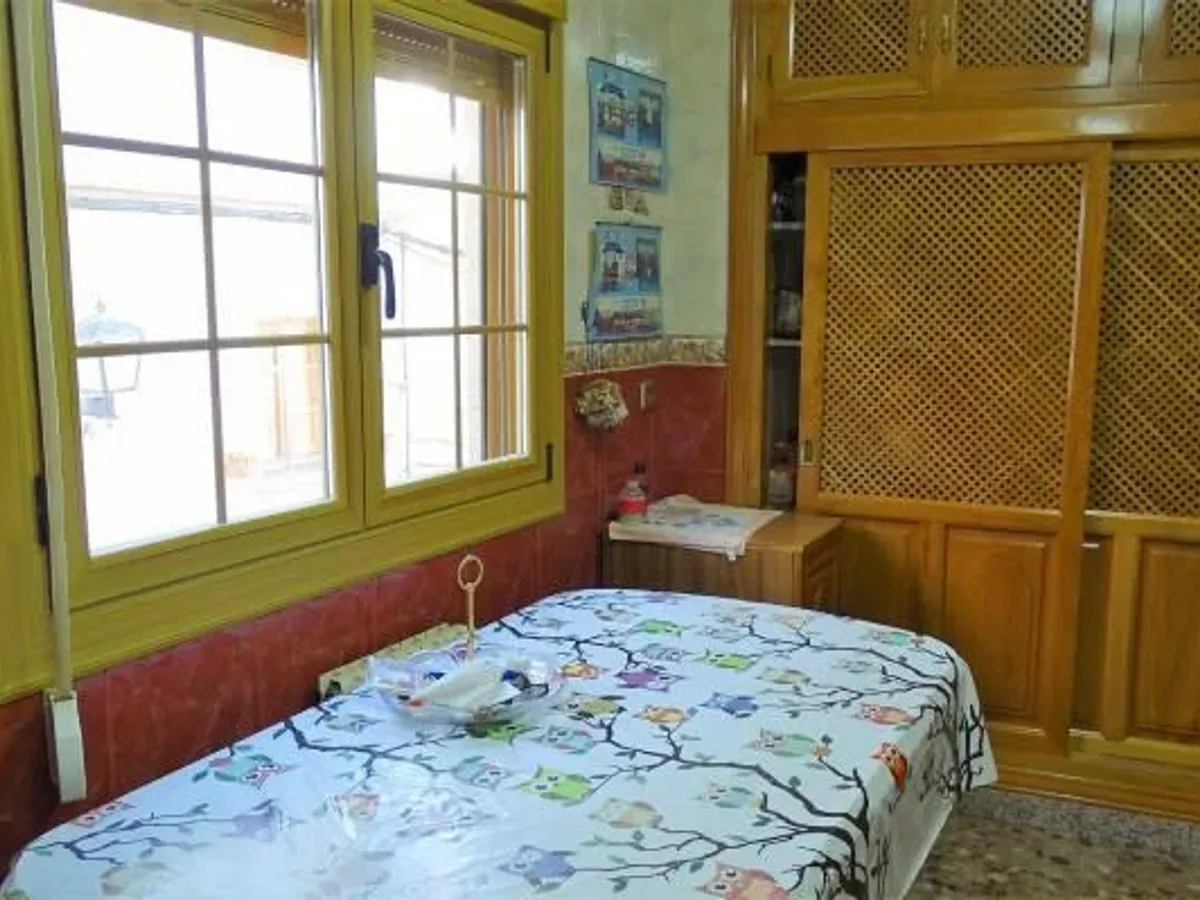 Lanjaron. Six bedroom house on a corner plot