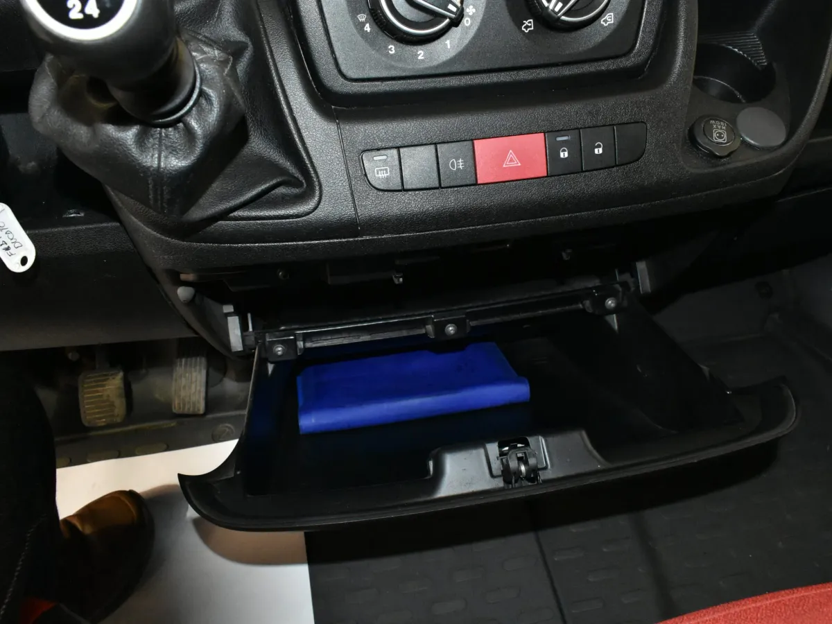 FIAT Ducato 30 2.2 ACRISTALADA 9 PLAZAS