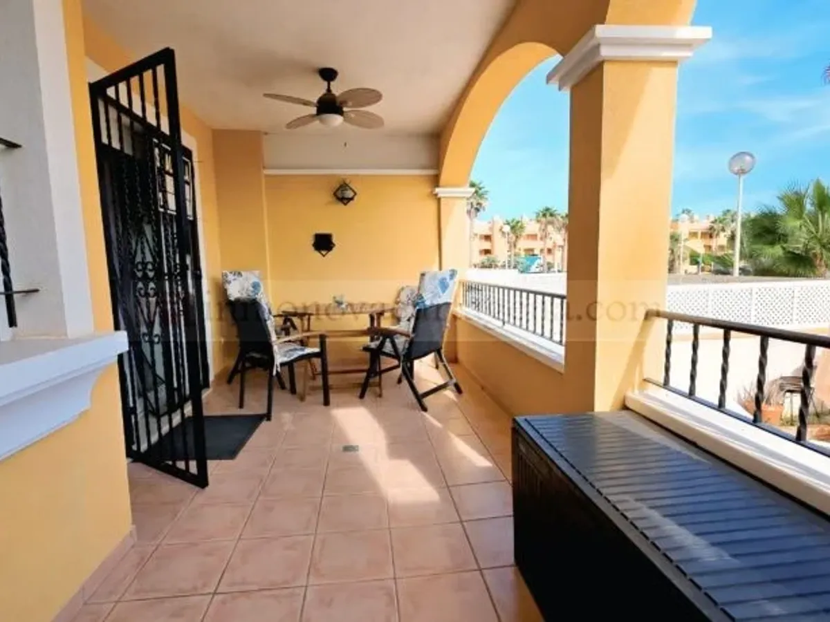 Venta de Espectacular Piso Bajo en Playa Islas Menores con Amplio Porche y Piscina Comunitaria