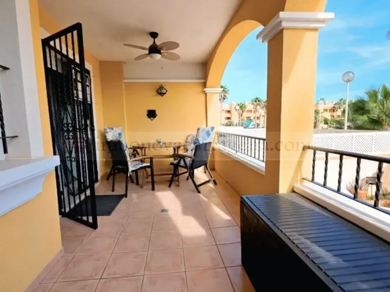 Venta de Espectacular Piso Bajo en Playa Islas Menores con Amplio Porche y Piscina Comunitaria