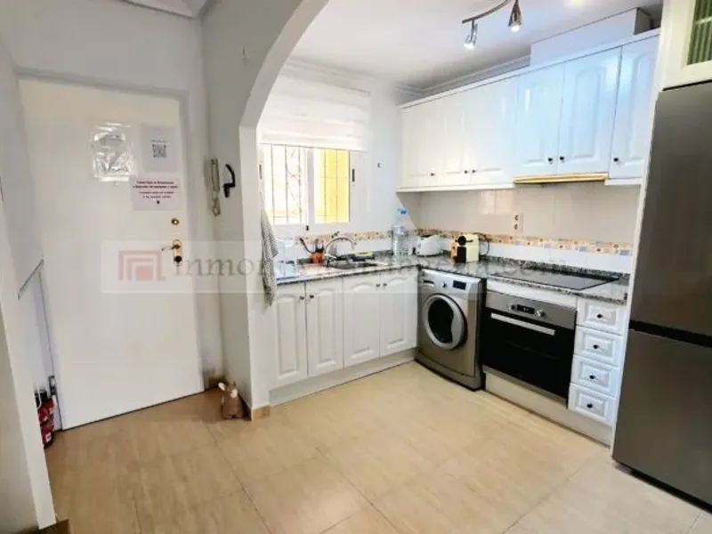 Venta de Espectacular Piso Bajo en Playa Islas Menores con Amplio Porche y Piscina Comunitaria