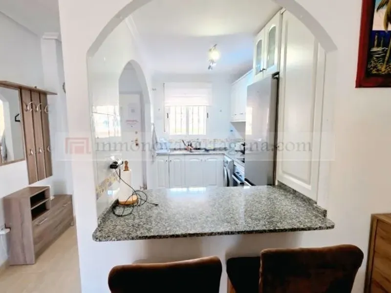 Venta de Espectacular Piso Bajo en Playa Islas Menores con Amplio Porche y Piscina Comunitaria