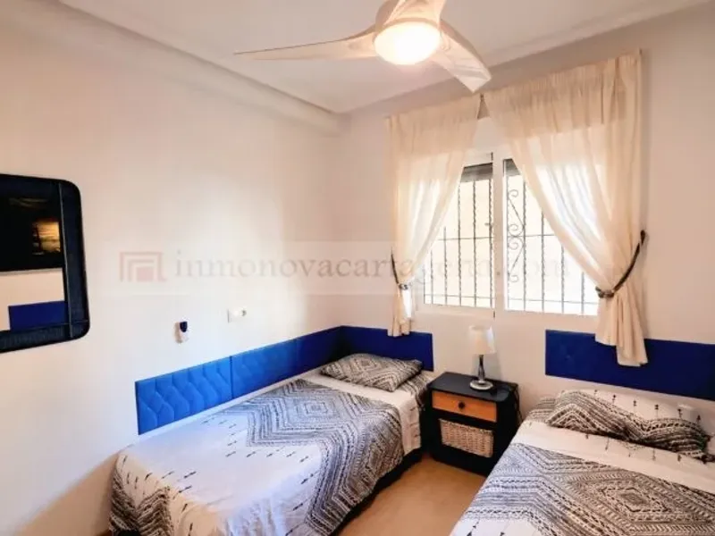 Venta de Espectacular Piso Bajo en Playa Islas Menores con Amplio Porche y Piscina Comunitaria