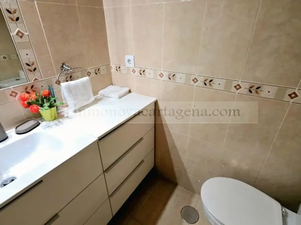 Venta de Espectacular Piso Bajo en Playa Islas Menores con Amplio Porche y Piscina Comunitaria