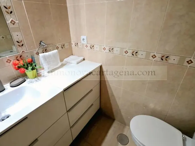 Venta de Espectacular Piso Bajo en Playa Islas Menores con Amplio Porche y Piscina Comunitaria