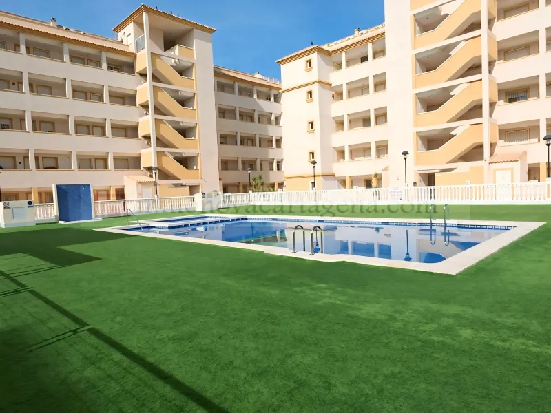 Venta de Espectacular Piso Bajo en Playa Islas Menores con Amplio Porche y Piscina Comunitaria