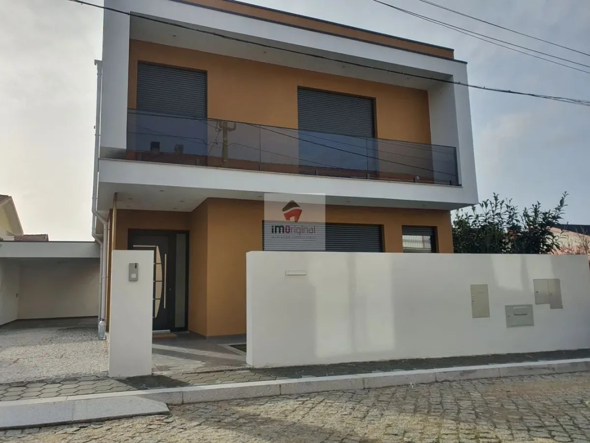 Moradia T3 de 3 frentes, Nova, Madalena / Gaia / Porto