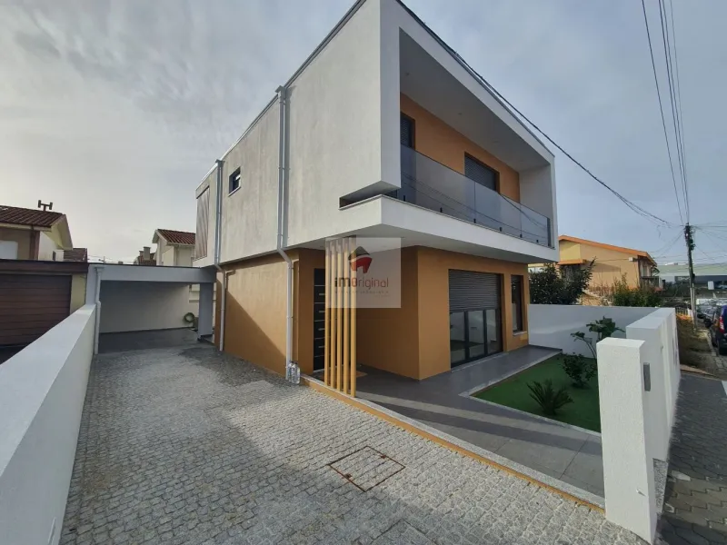 Moradia T3 de 3 frentes, Nova, Madalena / Gaia / Porto