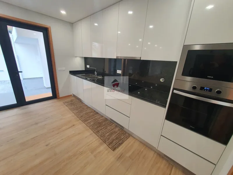 Moradia T3 de 3 frentes, Nova, Madalena / Gaia / Porto