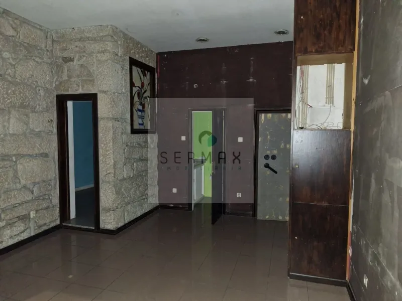 Loja na baixa, junto ao Silo Auto