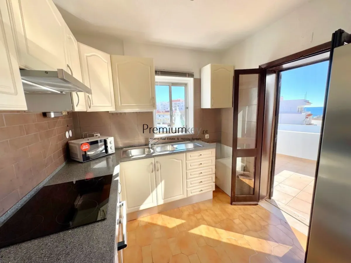 Apartamento T2 com vista mar situado perto do centro histórico de Albufeira.