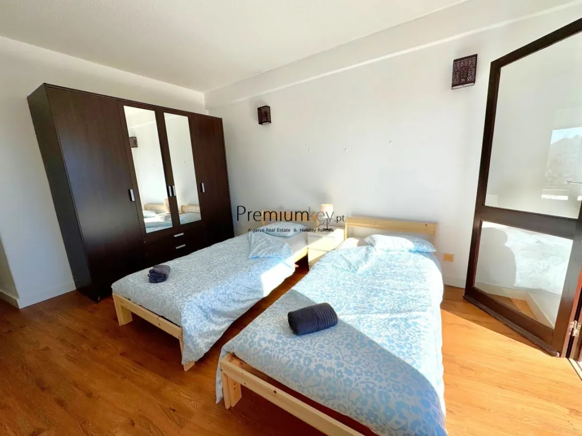 Apartamento T2 com vista mar situado perto do centro histórico de Albufeira.