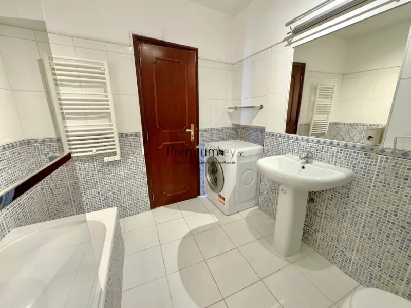 Apartamento T2 com vista mar situado perto do centro histórico de Albufeira.
